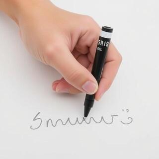 Overwriter grip with hand above the line